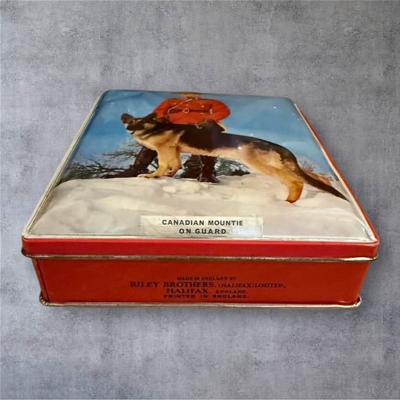 Vintage Riley's Toffee tin featuring a "Canadian Mountie on Guard" - Picture 6 of 9